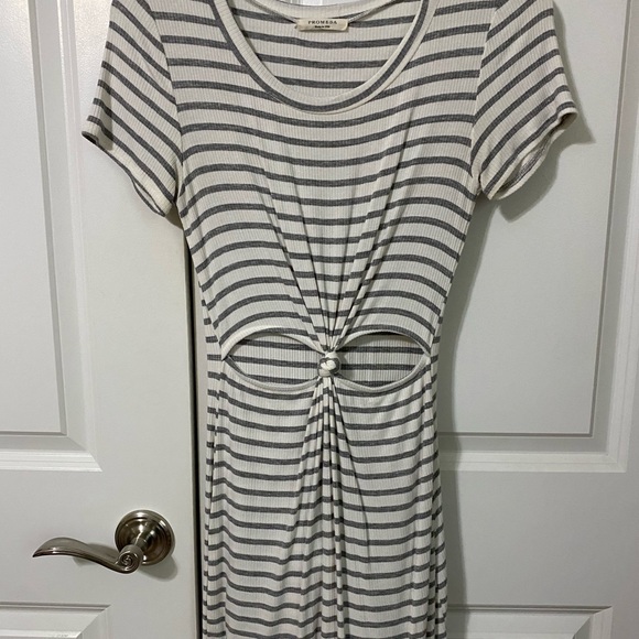 Dresses - Picture 4 of 6